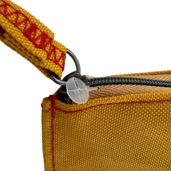 American Airlines Business Class stylish canvas pouch with travel amenity kit. - Picture 6 of 7